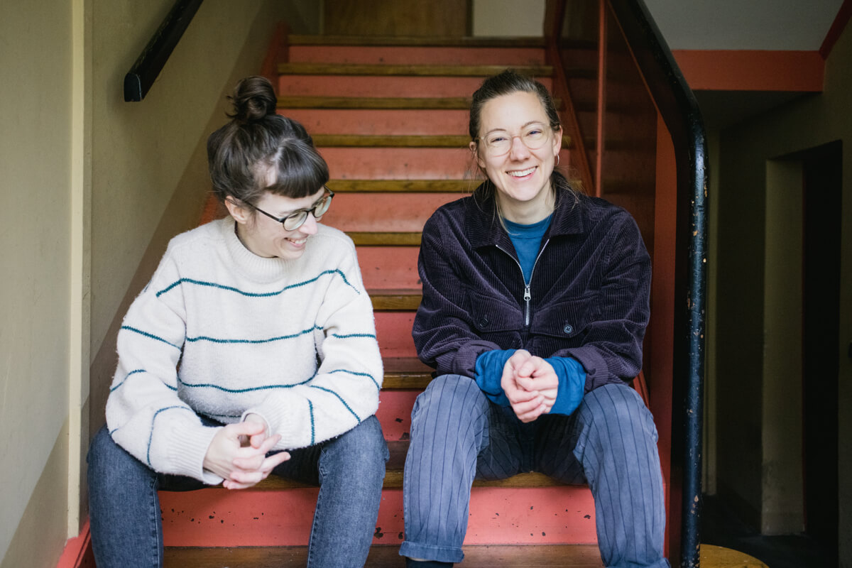 Ricarda und Kathrin auf der Treppe vor dem Atelier